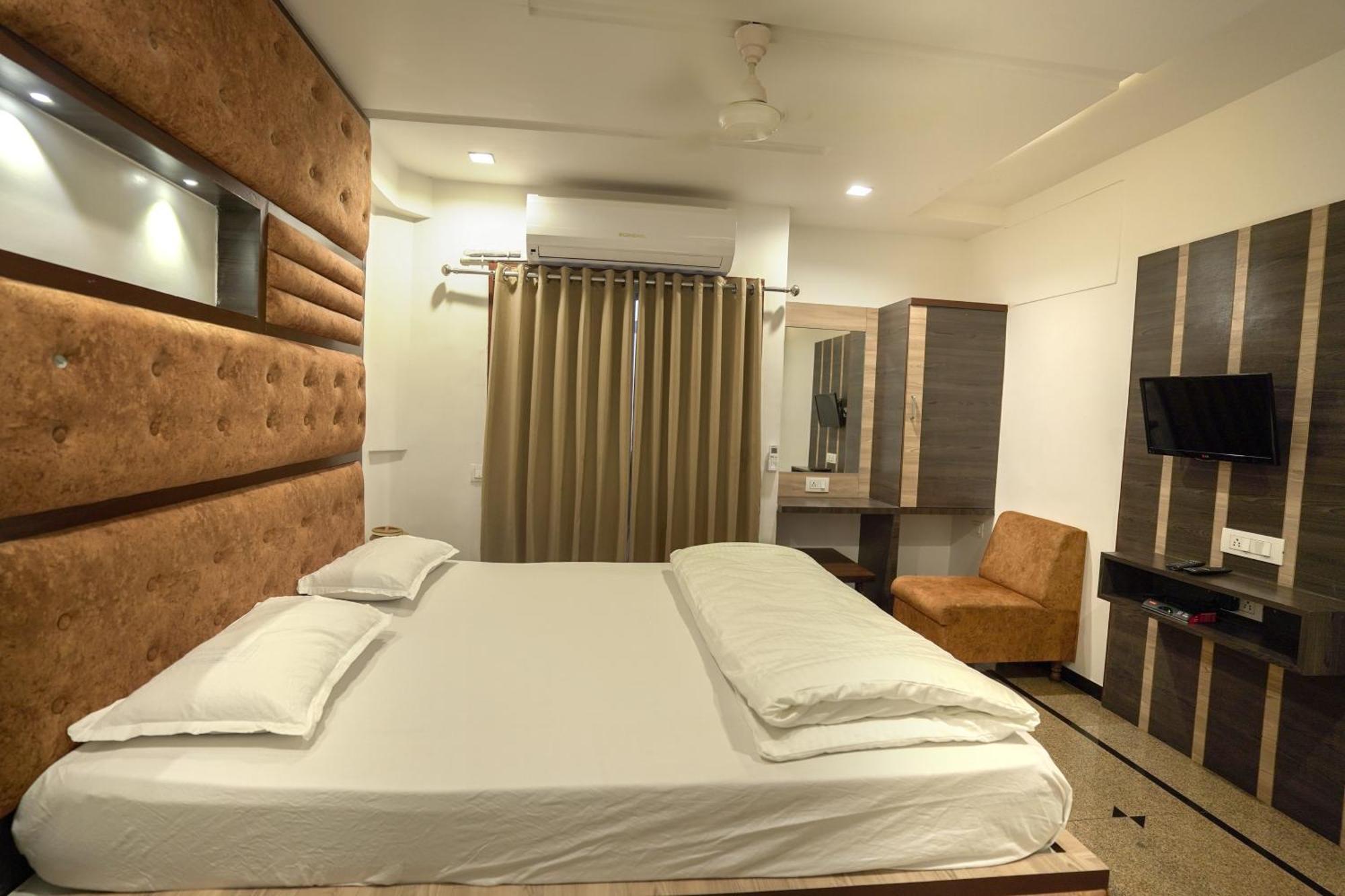 Hotel Shertown 阿穆达巴 外观 照片