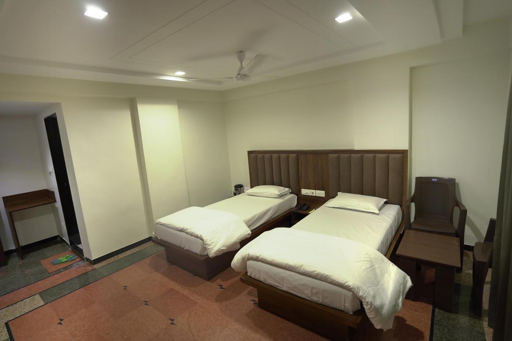 Hotel Shertown 阿穆达巴 外观 照片
