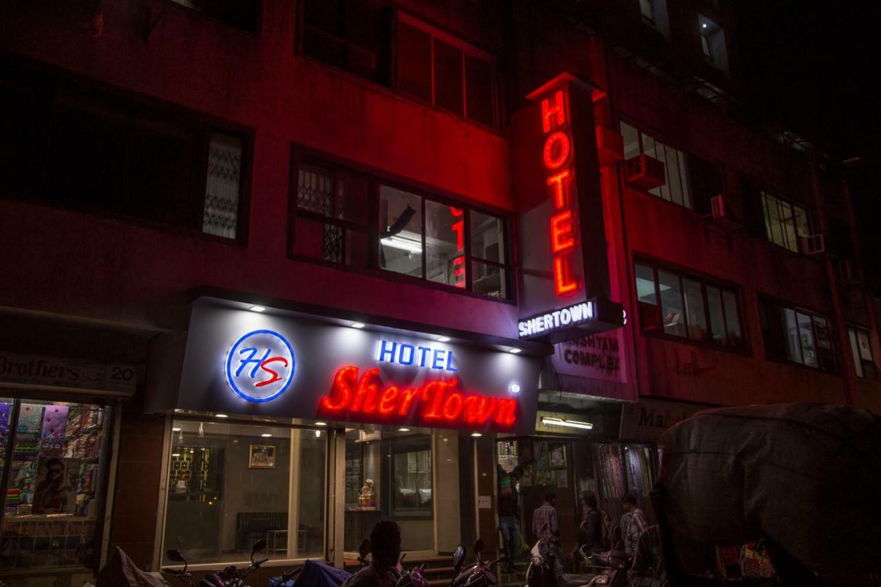 Hotel Shertown 阿穆达巴 外观 照片